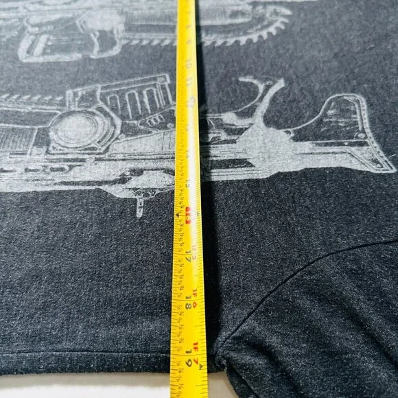 Gears of War Gray T-Shirt - Front Graphic Chainsaw - Size Medium - Microsoft - Picture 7 of 8
